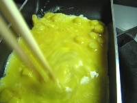 卵焼き用フライパンに油をひき、7の1/2量を入れ箸でかき回す。<br />