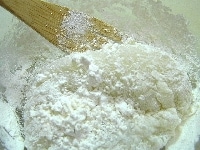 小麦粉と塩を加え、熱いのでフォークなどで混ぜる。<br />