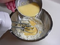 割りほぐした卵をバタークリームに少しずつ加えながら混ぜ合わせます。