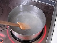 水に戻し柔らかくなった寒天を絞り鍋に入れ、分量の水、砂糖を加え中火で煮溶かします。