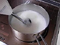 寒天液を半分に分け、砂糖を加えたヨーグルトを少しずつ入れゆっくりとかき混ぜます。