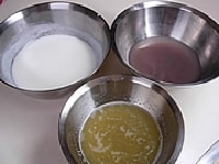あずきの缶詰めを使った和風3色かんは、煮溶かした寒天液にヨーグルト、梅ジャム、あずきの缶詰と3つに分けてそれぞれ混ぜ合わせます。