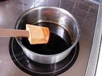 黒みつの材料を鍋に入れ中火で煮詰めとろみがでてきたら火を止めます。