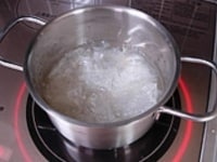 固くしぼった寒天と分量の水を鍋に入れ中火にかけます。