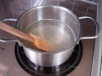 ゆっくりとかき混ぜながら沸騰させ寒天を煮とかします。溶けてきたら砂糖も加えよく混ぜ合わせます。