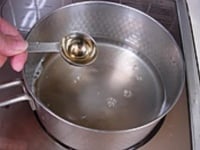 こした寒天液をかき混ぜながら沸騰させ2分ほど煮詰めたら、クワントロを加えて火を止めます。