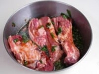 豚スペアリブは8cmくらいの大きさに切ったものを買い求め、きれいに洗い水気を取り除きます。肉の部分に食べやすいように3カ所切り込みを入れます。鍋に肉を入れ合わせ調味料をもみ込むようにして1時間ほど漬けておきます。     　