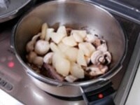 途中でマッシュルームと食べやすい大きさに切ったジャガイモを加えお肉が柔らかくなるまで40分ほど煮込みます。