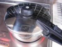 短時間で作リたい時には、圧力なべを使えば約10分程度煮ればでき上がります。