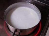 鍋に牛乳と砂糖を入れ中火でかき混ぜながら煮詰めていきます。