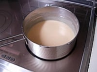 2時間ほど煮詰めると薄いキャメル色になってきます。牛乳の分量は約1/3程に煮詰まってきました。ここからは絶えずかき混ぜることでなめらかなミルクジャムになります。