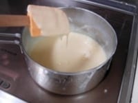 牛乳1000ccを煮詰めはじめて2時間半くらいでトロ～としてきたらでき上がりです。冷えると固まりますので、あまり煮詰めないことがポイントです。
