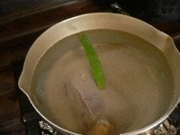 レバーは丸のまま、たっぷりの水に30分つける。鍋に湯を沸かし、長ねぎ、生姜を入れて沸騰したらレバーを入れ、10分間ゆでて冷水にとり、アクを洗い流す。<br />
&nbsp;