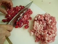 牛肉と豚肉は包丁で細かく切りミンチ肉にします。
