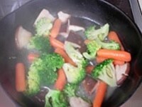 付け合わせの野菜は食べやすい大きさに切り分け、ブロッコリと人参は茹でておきます。フライパンを熱してバターを入れ野菜類を炒めます。塩・コショウで味をととのえます。