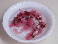 桜の花の塩漬けは30分ほど水にさらして塩気を抜いておきます。<br />
<br />
※桜の塩漬けは<a href="http://allabout.co.jp/gm/gc/43690/">こちら</a>をどうぞ。<br />