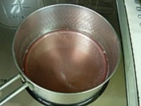 8番で残しておいた寒天液に食紅を箸先のほんの少し浸けて薄い紅色の寒天液を作ります。
