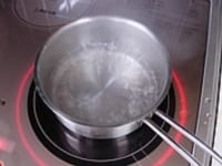 シロップを作ります。鍋に水、グラニュー糖を入れ火にかけ沸騰したら火を止めます。冷めたらクワントロを加えて冷ましておきます。