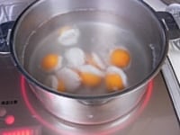 鍋に湯を沸かし沸騰したら、白玉のついたきんかんを入れていきます。1分ほど茹でたらあみしゃくしで引き上げます。