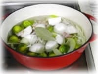 鍋を熱してバターを溶かしてベーコン、玉ねぎを炒めます。かぶら、芽キャベツを加えさっと炒めたらスープ、ベイリーフを加えて野菜が柔らかくなるまでゆっくりと煮ます。