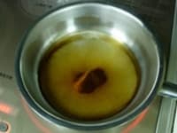 鍋にグラニュー糖、メープルシロップ、水を入れ中火にかけます。
