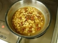 熱いうちにナッツを絡ませキャラメルナッツを作ります。