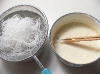 大根を野菜カッターで細く削って、冷水に5～10分放してパリッとさせ、ザルに上げて水気をよく切っておく。