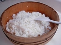 洗ったお米を30分ほど水につけおいてから普通に炊き上げます。炊きあがったら飯台にあけ、合わせ酢を振りかけてウチワであおぎながら、しゃもじでご飯に切るように混ぜ合わせ冷まします。