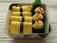 ふくさ包みと、食べやすい大きさに切ったのり巻きは上に黄菊の甘酢漬けと桜でんぶをのせたお寿司です。
