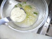長芋をすりおろし、卵白、マヨネーズ、長ネギを加え、空気を取り込むようによく混ぜる。