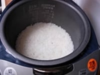 もち米とうるち米あわせて1カップを洗い、炊飯器で炊き上げます。