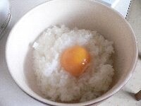 ごはん、卵黄、醤油小さじ1/2を混ぜて卵かけごはんを作る。 