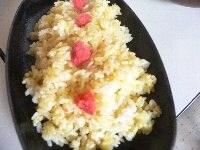 耐熱皿をサラダ油をつけたペーパーで拭き、卵かけごはんを盛り、タラコをちぎってのせる。