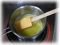 ソースパン（小さな鍋）を熱し、バターを溶かしグラニュー糖を加えます。