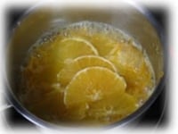 オレンジの果汁、茹でたオレンジの皮、半月切りのオレンジを加え、軽く煮詰めます。