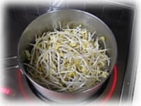 豆もやしはヒゲ根を取り、鍋にもやしの半分くらいの水と塩小さじ1を加え蓋をして、もやしを強火で3分ほど茹でます。