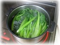 小松菜をきれいに洗い、沸騰した湯に塩小さじ1と小松菜を入れ茹でます。茹で上がったら冷水で素早く洗い水気を切っておきます。