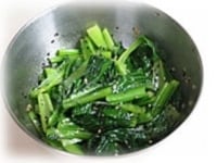 小松菜を5cmの長さに切りそろえ、薄口醤油、ごま油、炒りごま、白ネギのみじん切り、ニンニクのみじん切りを加えて和えてできあがりです。