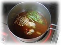 鍋にキムチスープの素と水を加え火にかけます。煮立ったら牡蠣、しめじを入れ牡蠣に火が通ったら水菜を加えて火を止めます。