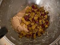 3～5分間、手でこねたり、打ち付けたりした後、さつま芋とゴマを加えて混ぜ、まるめてサラダ油を薄くぬった内釜に入れる。ラップの片側を水で濡らしてかけ、炊飯器にセットする。