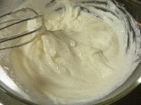 生クリームを器に取り、砂糖を加えて混ぜ、酢を加えて固まるまで混ぜ、バニラエッセンスを加えて混ぜる。