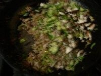 次にショウガとニンニクを加えて炒め、香りが出たら、テンメンジャン、トウバンジャンを加えて炒め、酒、酢、砂糖、しょう油、コショウで調味して寄せる。空いた場所にごま油をたらし、椎茸、キュウリ、長ねぎを入れて軽く炒めてから、ひき肉と炒め合わせる。 　