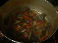 水、砂糖、しょうゆを加えて煮立て、生姜の千切りを加え、みかんを絞って加え、時々混ぜながら、中火で煮る。 