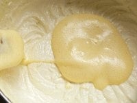 5のチーズ豆腐生地に、3のホイップ生地を、1すくい加えてゴムベラでよく混ぜ、残りを加えて鍋底をすくい上げながら、切るように混ぜ合わせる。　