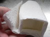 クリームチーズを室温にする。豆腐をキッチンペーパーで包み、30分ほど水切りする。炊飯器の内釜に薄くサラダ油（分量外）を塗っておく。