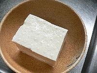 豆腐を電子レンジ対応の器に入れる。