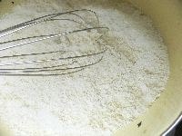 ボウルに小麦粉を入れ、泡だて器でかき混ぜて、砂糖を入れて混ぜる。