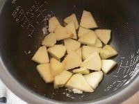 りんごは皮をむいて、厚さ5ミリの銀杏切りにし、レモン汁をかける。 内釜に薄くサラダ油を塗り、りんごを1つかみ敷き、砂糖を小さじ2杯ふりかける。