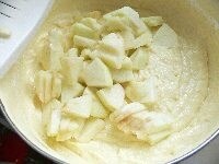 ボウルにホットケーキミックスを入れ、泡だて器でかき混ぜ、卵、ヨーグルト、サラダ油を加えて混ぜ、残りのりんごを加え、ゴムベラでさっくり混ぜる。