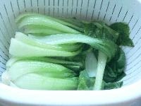 青梗菜を中までよく洗う。沸騰した湯に、分量外の塩とサラダ油を少量入れ、青梗菜を根元から入れ、しんなりしたらザルに上げる。